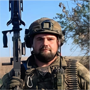 Військовий з позивним 'Кум' 116-ї бригади ТрО у бойовій готовності – досвідчений боець зі зброєю